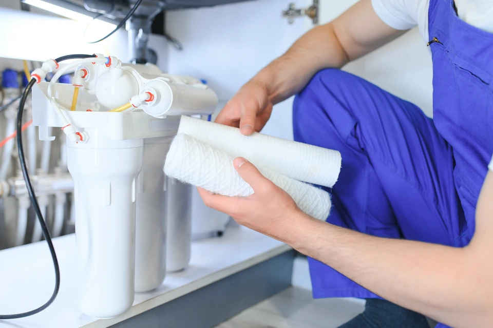 Le plombier installe ou modifie le filtre à eau