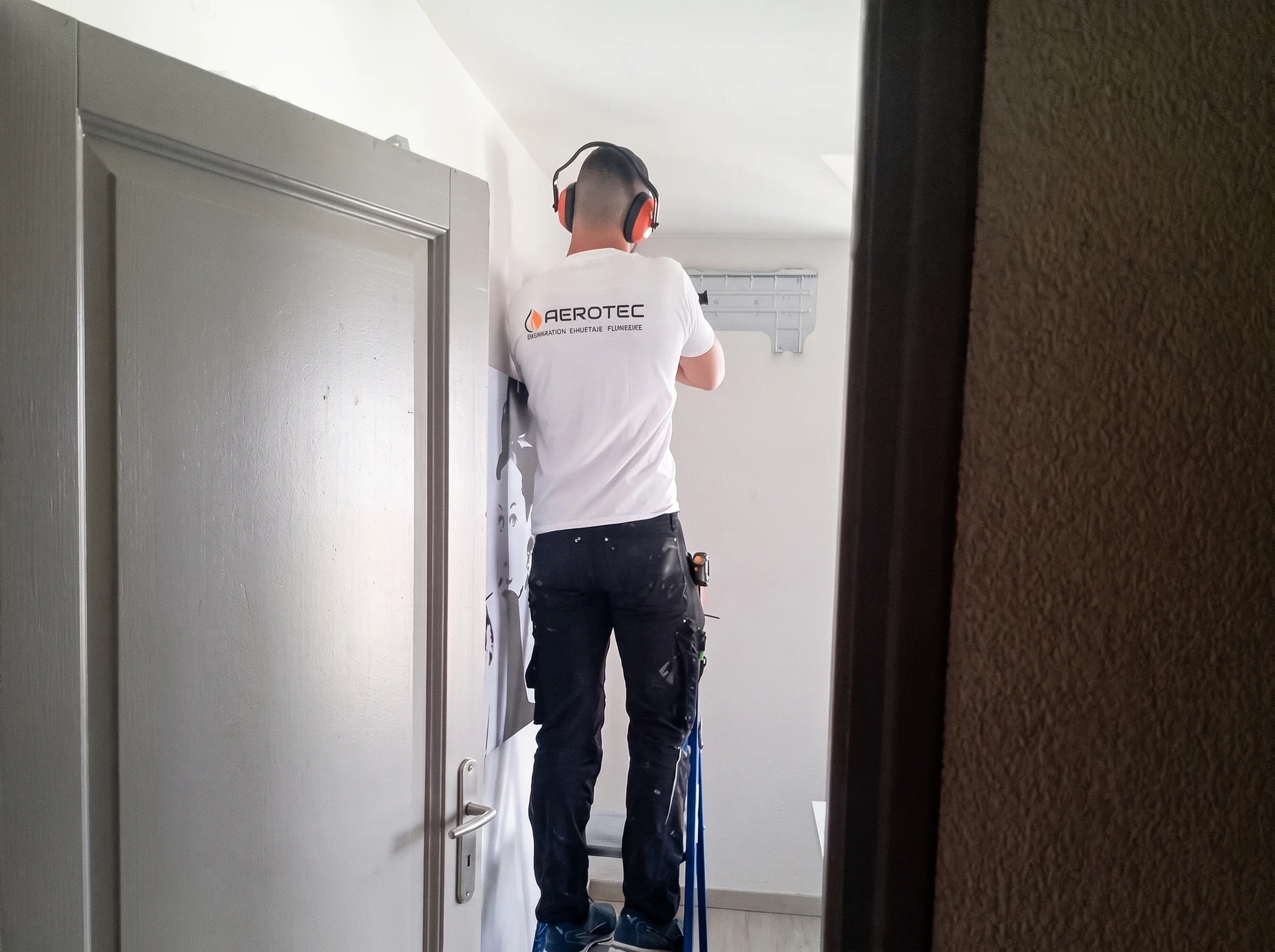 Extérieur résidentiel avec installation de pompe à chaleur air-air