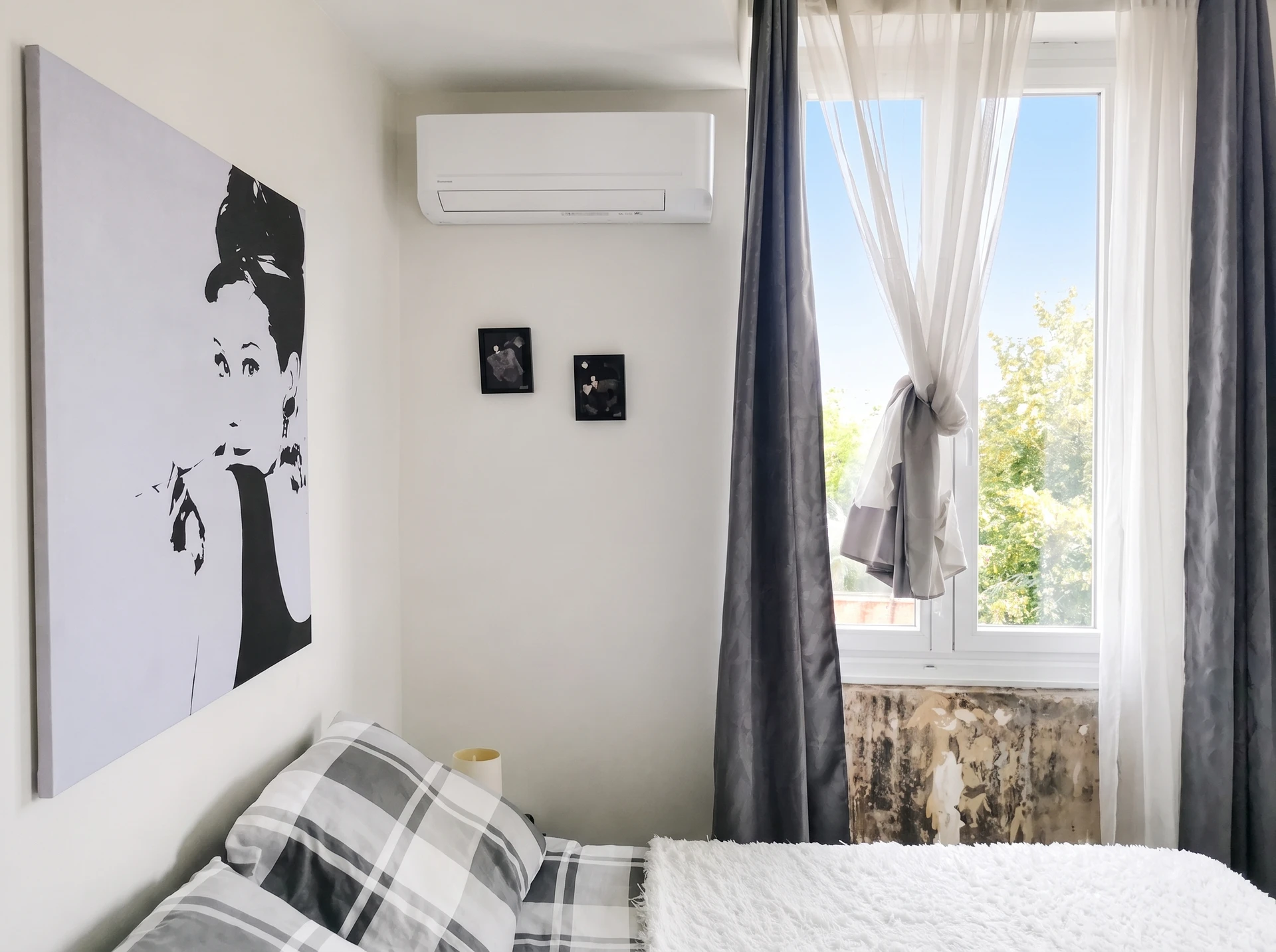 Homme réparation climatiseur à la chambre, Il est technicien de l'air, mécanicien, ingénieur