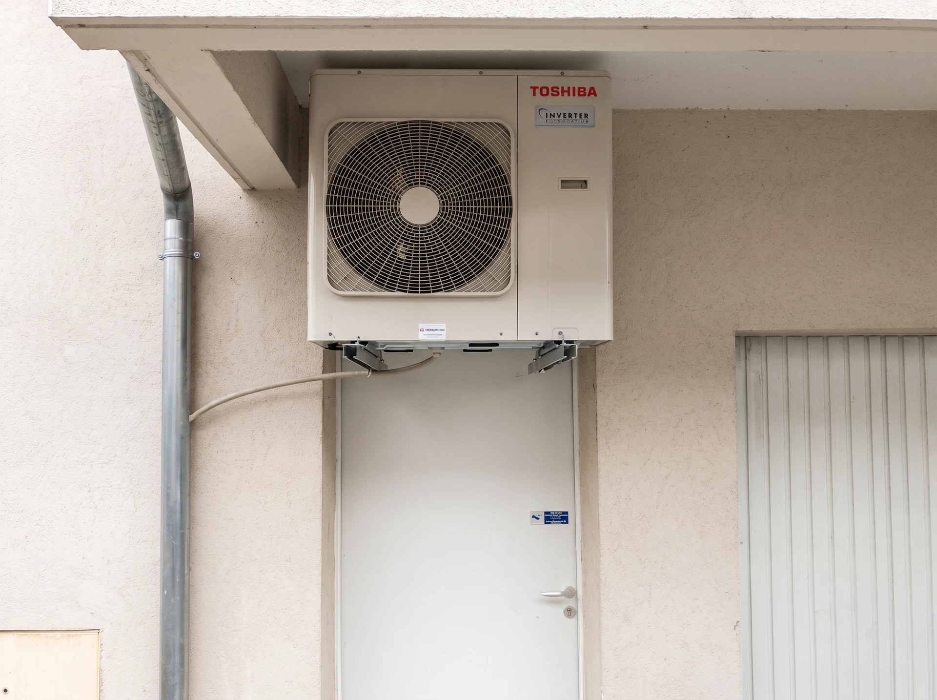 travailleur installant une chaudière de chauffage central à gaz à domicile